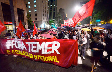 Жители более 20 городов Бразилии потребовали импичмента президента