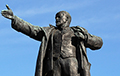 В день пионерии российские школьники разбили памятник Ленину