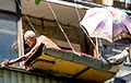 Фотофакт: Минчанин сделал лежак за балконом и загорает