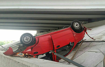 В Минске автомобиль «телепортировался» через яму на мосту