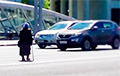 Фотофакт: Старушка перебегает восьмиполосный проспект в центре Минска
