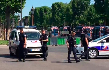 В центре Парижа автомобиль протаранил полицейский фургон