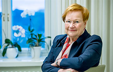 Экс-президент Финляндии сфотографировалась в роли бездомной для благотворительной акции