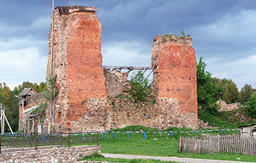 Беларусы за адзін дзень сабралі грошы на камяні для Крэўскага замка