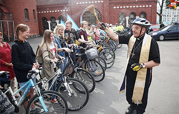 Митрополит Кондрусевич на велосипеде сопроводил паломников в Будслав