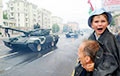 Два красноречивых фото с прогона военной техники по Минску