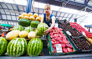 Огурцы по 2 рубля, черешня по 7: что покупают белорусы на рынке в разгар сезона