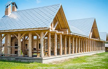 Кому принадлежит современный деревянный дворец на берегу Припяти?