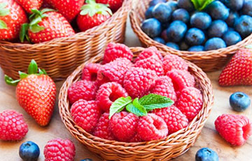 Сравнили стоимость сезонных ягод и фруктов в Беларуси, Польше и Литве