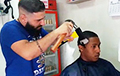 Бразильский парикмахер сделал клиенту прическу молотком и топором