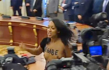 Активистка Femen выскочила к Порошенко и Лукашенко во время подписания документов