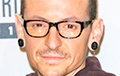 Каля амбасады ЗША ў Менску з'явілася шыльда ў памяць пра саліста Linkin Park