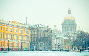Санкт-Пецярбург засыпала снегам