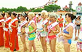 В Китае 400 пенсионерок пришли на конкурс бикини