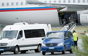 Фотофакт: Самолет Путина в Финляндии наполняют ящиками с водкой и коньяком 