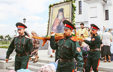 Крестным ходом по Могилеву прошлись «ряженные казаки» и «православные шансонье»