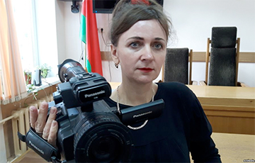 Лариса Щирякова пришла на суд с табличкой «Я нячэсны журналист»