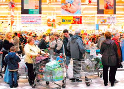 Перад Новым годам беларусы змятаюць тавары ў польскіх супермаркетах
