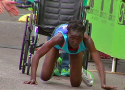 Кенійская бягуха закончыла марафон на карачках