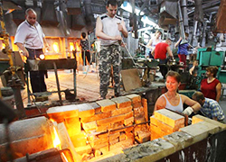 Nyoman glass factory preparing to work three-day week