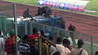 Футбалісты з Ганы ратаваліся ад фанатаў на браневіку