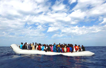 В Средиземном море вновь затонуло судно с беженцами