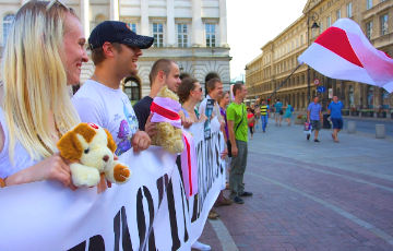 Белорусы Варшавы протестуют против участия Лукашенко в саммите «Восточного партнерства»