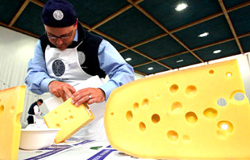 Швейцарские ученые объяснили возникновение дырок в сыре