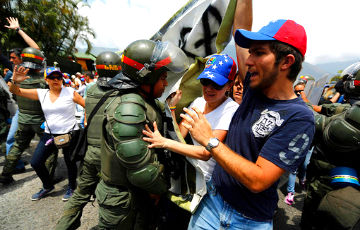 Протесты в Каракасе: демонстранты требуют освободить лидеров оппозиции