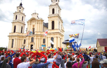 Две тысячи католиков провели шествие по проспекту Независимости в Минске