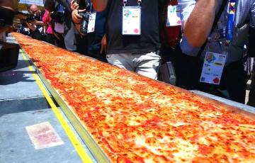 На выставке в Милане испекли самую длинную в мире пиццу