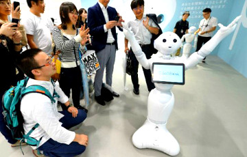 Японцы продали тысячу роботов, распознающих человеческие эмоции
