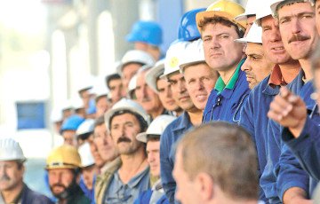 Барановичские рабочие бастуют и требуют повышения зарплат