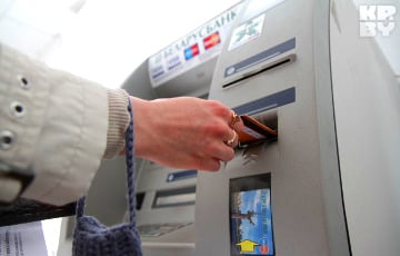 Колькі грошай можна страціць, здымаючы гатоўку з замежных картаў у Беларусі