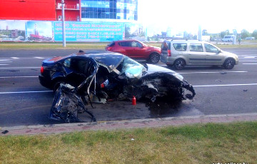 На проспекте Независимости в Минске BMW протаранил столб