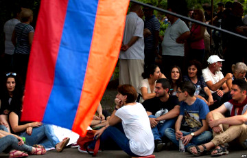 Демонстранты в Ереване ведут переговоры с полицией