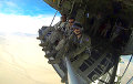 Американские военные сделали селфи на рампе открытого люка самолета