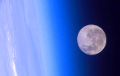 NASA показало редкое фото МКС на фоне Луны