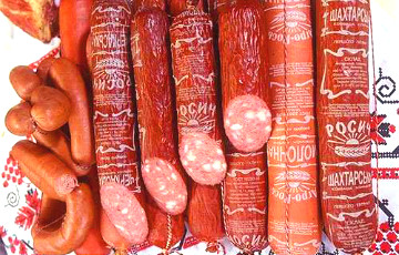Работнік Ваўкавыскага мясакамбіната спрабаваў скрасці 50 батонаў каўбасы
