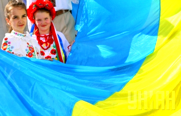 Украина празднует День национального флага