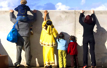 Дональд Туск: У ЕЗ прыбыло 1,5 мільёна нелегальных мігрантаў