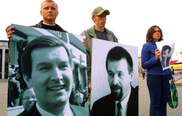 Picket in central Minsk consecrated to the memory of Viktar Hanchar and Anatoly Krasouski