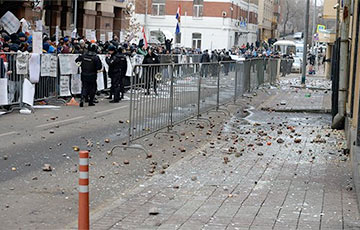 Посольство Турции в Москве забросали камнями