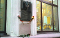 Минчане несут к дому Владимира Короткевича цветы