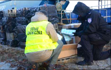 Белорусы перевезли в Польшу контрабандные сигареты на $100 тысяч в вагоне с навозом