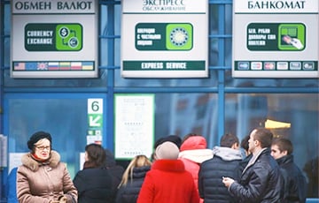 Belarusians Rushed To Buy Foreign Currency