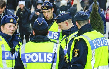 Около 100 человек в масках напали на беженцев в центре Стокгольма