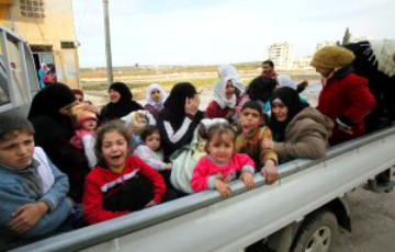 Десятки тысяч сирийцев бегут из Алеппо, спасаясь от российских бомбежек