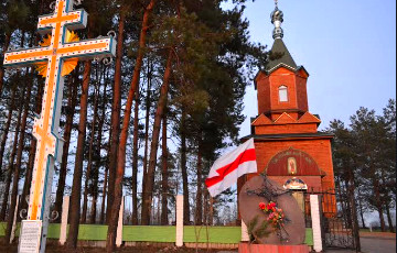 Под Бобруйском у церкви вывесили бело-красно-белый флаг