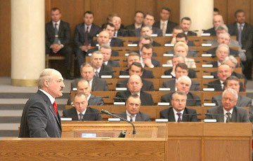 Лукашенко поручил трудоустроить бывших депутатов «палатки»